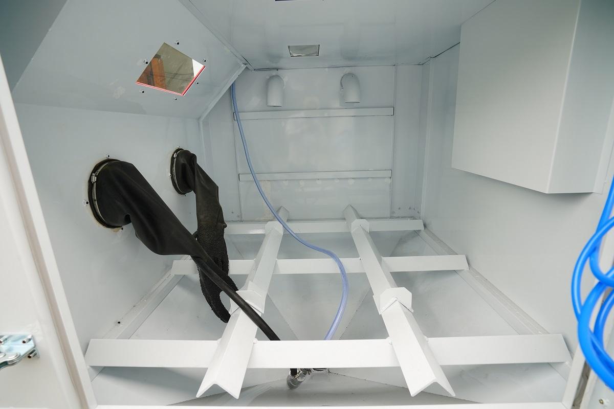 Manual sandblasting machine